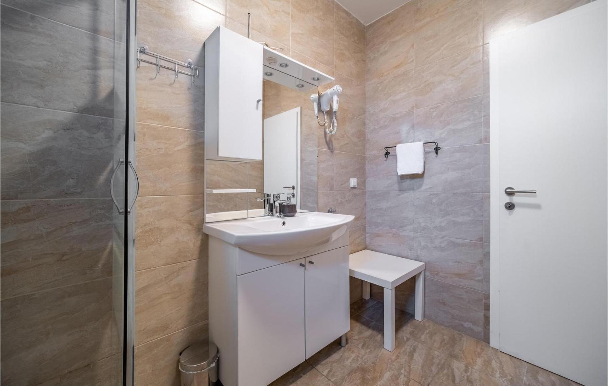 1 Bedroom Beautiful Apartment In Rakovica Exteriér fotografie