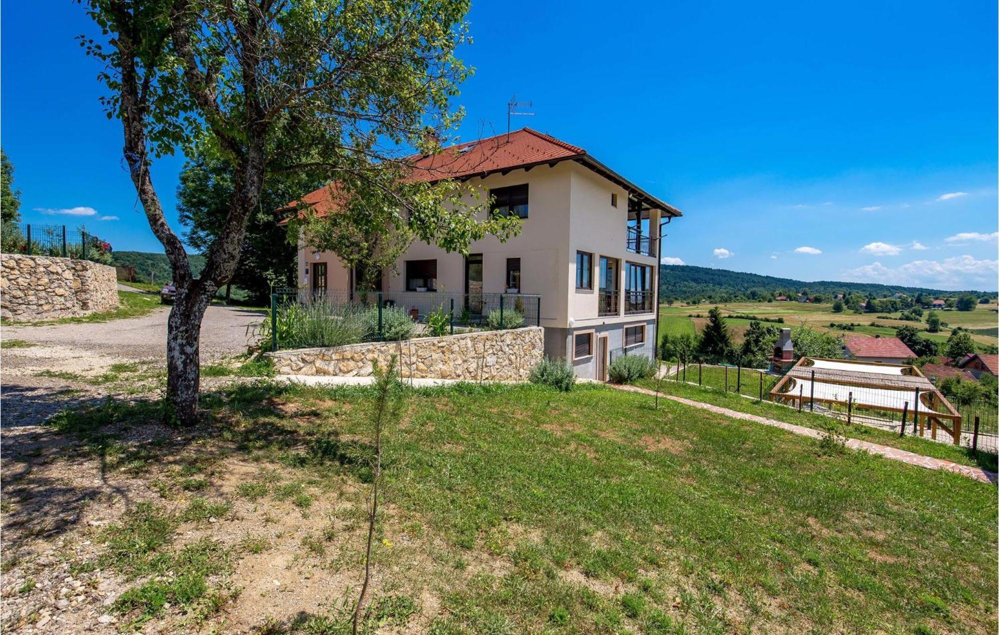 1 Bedroom Beautiful Apartment In Rakovica Exteriér fotografie