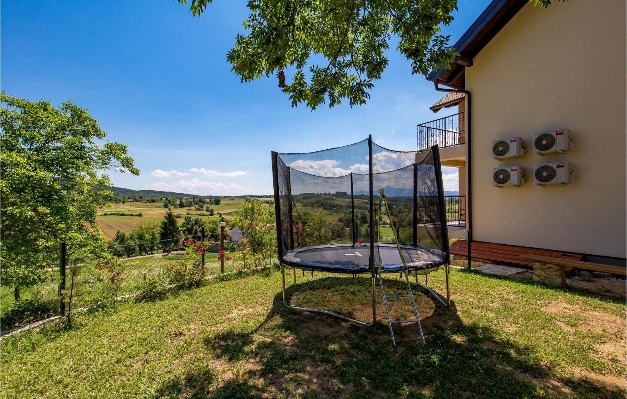 1 Bedroom Beautiful Apartment In Rakovica Exteriér fotografie